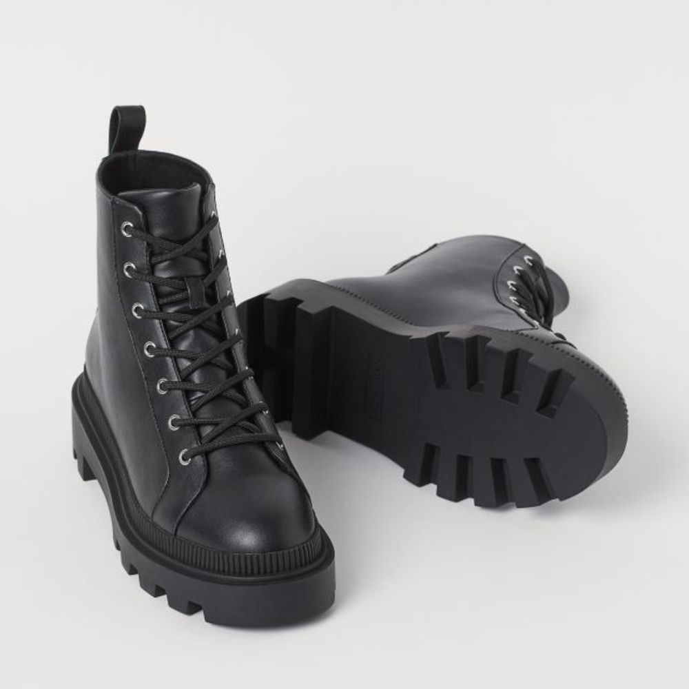 H&M Ankle boots in faux leather in size 6